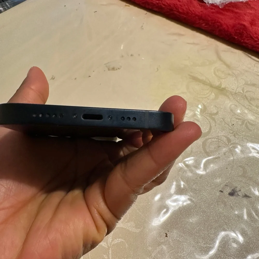 Black Smartphone with Sleek Design iPhone 14 256gb midnight bh 100%
